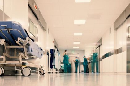 el-hospital-paga-un-acuerdo-de-50.000-dolares:-‘los-empleados-no-deberian-tener-que-elegir-entre-su-fe-y-su-trabajo’