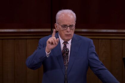 un-medio-lgbt-llama-a-john-macarthur-‘pastor-viejo,-blanco-y-que-odia’-por-decir-que-mlk-no-era-cristiano