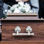 sacerdote-‘sacudido’-tras-funeral-falso-con-actores-pagados-y-coche-funebre-tirado-por-caballos