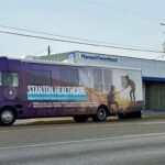 la-clinica-movil-provida-estacionada-junto-a-las-instalaciones-de-planned-parenthood-de-oregon-recibe-apoyo-local