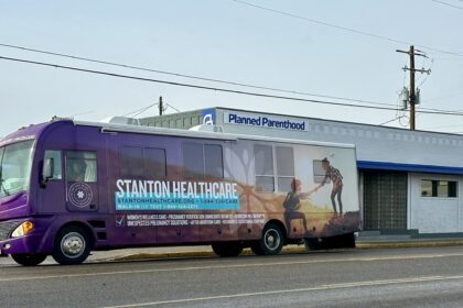 la-clinica-movil-provida-estacionada-junto-a-las-instalaciones-de-planned-parenthood-de-oregon-recibe-apoyo-local