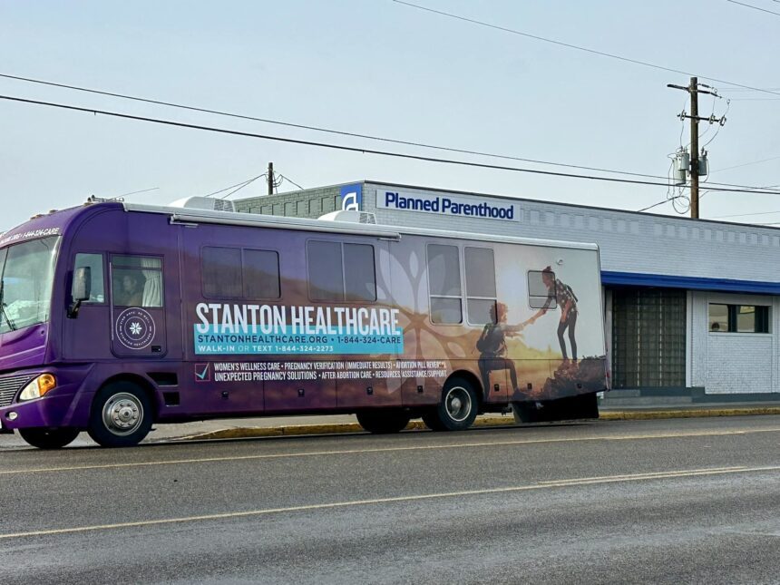 la-clinica-movil-provida-estacionada-junto-a-las-instalaciones-de-planned-parenthood-de-oregon-recibe-apoyo-local