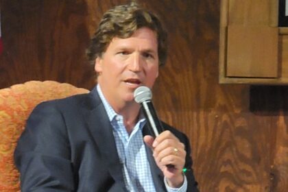 tucker-carlson-exhorta-a-la-audiencia-de-texas-a-ver-la-guerra-espiritual-detras-de-las-batallas-politicas:-«no-es-carne-ni-sangre-en-absoluto»