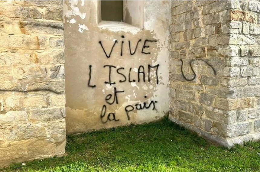 ‘someterse-a-ala’:-los-aldeanos-franceses-horrorizados-por-el-vandalismo-de-58-tumbas-y-una-iglesia-con-lemas-islamistas