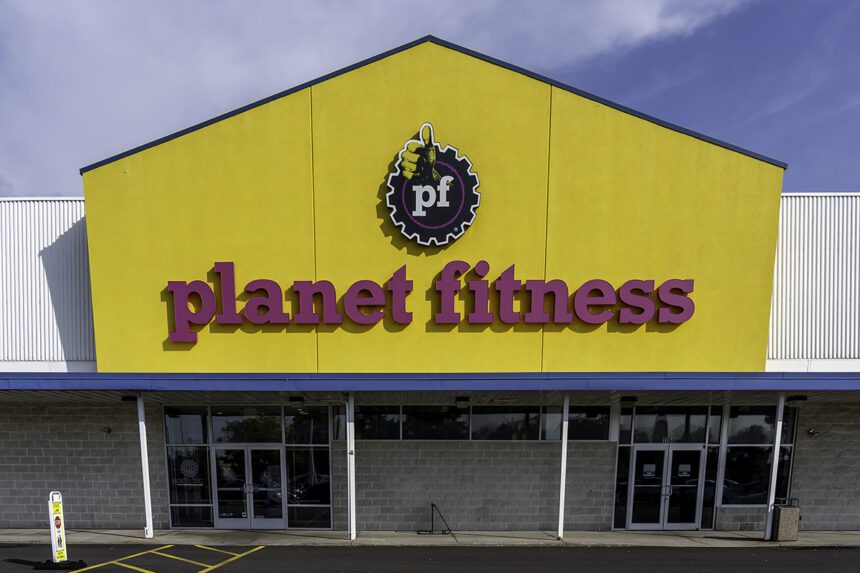 planet-fitness-revoca-la-membresia-de-una-mujer-cristiana-por-queja-sobre-un-hombre-en-el-vestuario-de-ninas