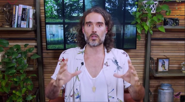 russell-brand-avanza-hacia-el-bautismo-y-asiste-a-iglesias-en-medio-de-acusaciones-de-abuso-sexual