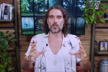 russell-brand-avanza-hacia-el-bautismo-y-asiste-a-iglesias-en-medio-de-acusaciones-de-abuso-sexual