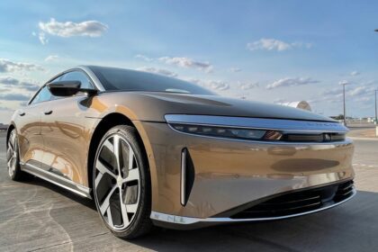 lucid-motors-recauda-otros-mil-millones-de-dolares-de-arabia-saudita-mientras-busca-compradores-de-vehiculos-electricos-de-lujo-|-techcrunch