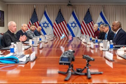 los-jefes-de-defensa-de-estados-unidos-e-israel-se-reunen-mientras-resuena-la-negativa-de-estados-unidos-a-proteger-a-israel-de-la-reprimenda-de-la-onu