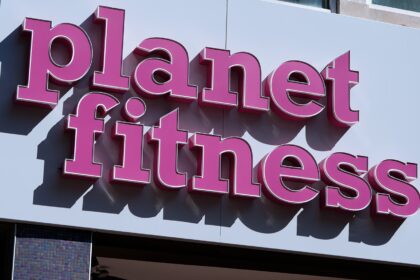 planet-fitness-pierde-400-millones-de-dolares-despues-de-revocar-la-membresia-de-una-mujer-preocupada-por-un-hombre-en-el-vestuario