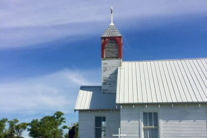 la-iglesia-dona-miles-para-restaurar-el-edificio-destruido-de-la-congregacion-de-dakota-del-sur