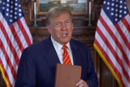 trump-lanza-la-biblia-‘dios-bendiga-a-estados-unidos’-durante-la-semana-santa-y-advierte-a-los-cristianos-‘bajo-asedio’