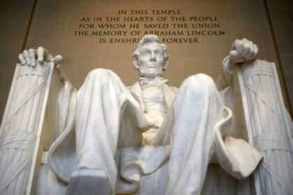 unase-a-miles-de-personas-y-vea-el-servicio-del-amanecer-de-pascua-en-el-lincoln-memorial:-‘un-momento-alegre’