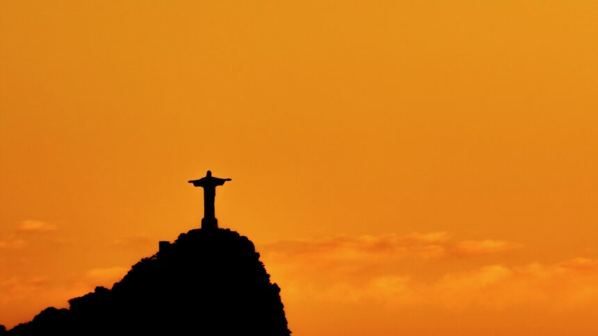 una-escena-impresionante:-‘los-elegidos’-proyectados-en-el-iconico-monumento-del-cristo-redentor-en-brasil