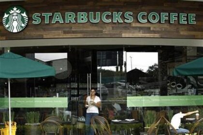 christian-afirma-que-starbucks-la-despidio-despues-de-oponerse-a-las-promociones-del-orgullo-y-negarse-a-usar-pronombres-trans