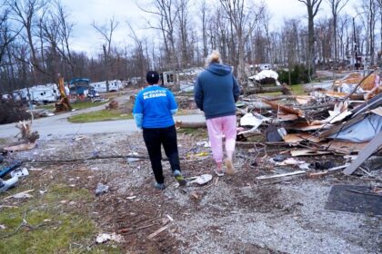 ‘hablame-de-tu-dios’:-la-operacion-bendicion-trae-esperanza-y-sanacion-despues-de-que-los-tornados-asolaran-ohio