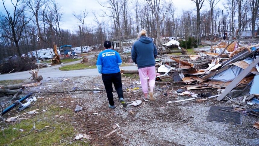 ‘hablame-de-tu-dios’:-la-operacion-bendicion-trae-esperanza-y-sanacion-despues-de-que-los-tornados-asolaran-ohio