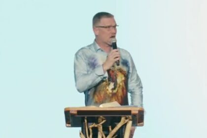 el-pastor-greg-locke-declara-que-el-cristianismo-esta-«bajo-ataque»-en-ee-uu.-despues-de-que-200-biblias-fueran-incendiadas-cerca-de-una-iglesia