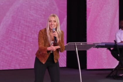 pastora-de-la-costa-del-pacifico-ashley-wilkerson:-los-traductores-de-la-biblia-cambiaron-las-escrituras-para-disminuir-a-las-mujeres-lideres