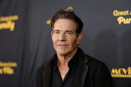 dennis-quaid-dice-que-hay-un-«despertar-espiritual»-en-medio-de-la-«confusion»,-revela-su-libro-favorito-de-la-biblia