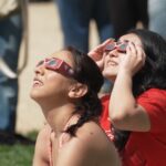 todos-los-ojos-puestos-en-el-cielo-mientras-millones-se-reunen-y-se-maravillan-ante-el-eclipse-solar