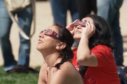 todos-los-ojos-puestos-en-el-cielo-mientras-millones-se-reunen-y-se-maravillan-ante-el-eclipse-solar