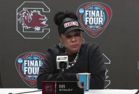 la-entrenadora-de-carolina-del-sur,-dawn-staley,-enfrenta-criticas-por-apoyar-a-los-atletas-masculinos-en-los-deportes-femeninos