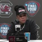 la-entrenadora-de-carolina-del-sur,-dawn-staley,-enfrenta-criticas-por-apoyar-a-los-atletas-masculinos-en-los-deportes-femeninos