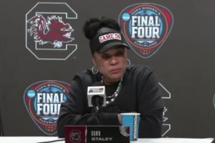 la-entrenadora-de-carolina-del-sur,-dawn-staley,-enfrenta-criticas-por-apoyar-a-los-atletas-masculinos-en-los-deportes-femeninos