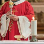 sacerdote-‘rockero’-muere-a-causa-de-graves-quemaduras-al-incendiarse-sus-vestiduras-durante-la-vigilia-pascual