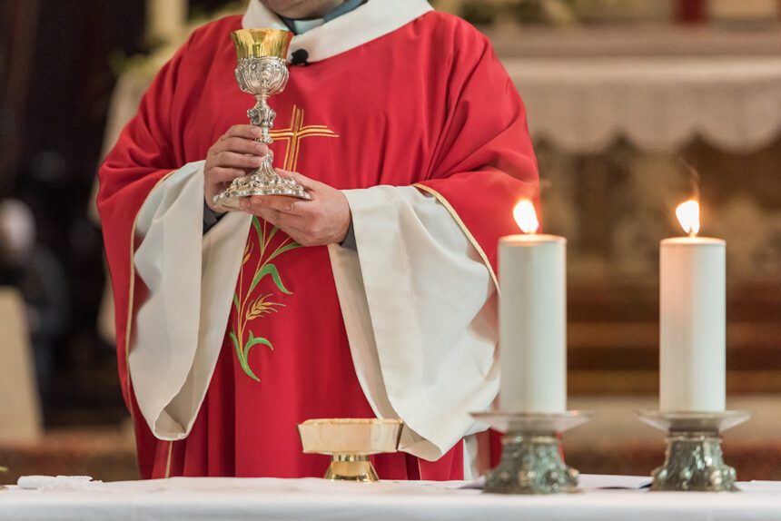 sacerdote-‘rockero’-muere-a-causa-de-graves-quemaduras-al-incendiarse-sus-vestiduras-durante-la-vigilia-pascual