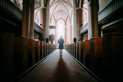 mas-mujeres-de-la-generacion-z-abandonan-la-iglesia-que-hombres:-encuesta