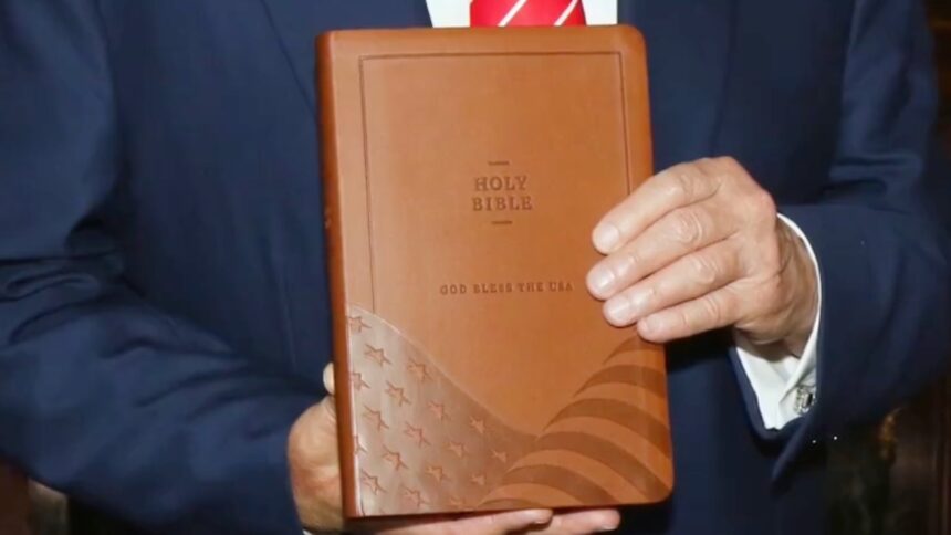 ‘dios-bendiga-la-biblia-de-ee-uu.’:-¿buena-o-mala-idea?