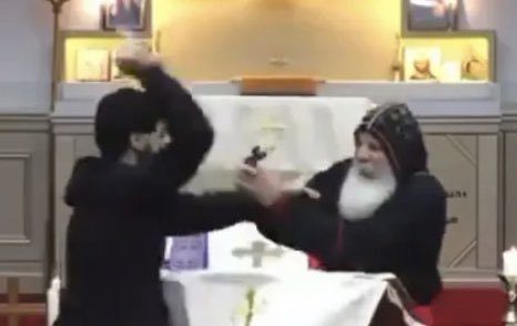 obispo-y-sacerdote-asirios-apunalados-durante-un-servicio-religioso-en-australia-por-un-agresor-vestido-de-negro