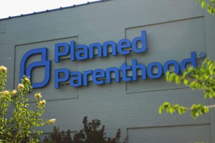 planned-parenthood-proporciono-menos-servicios-de-salud-a-pesar-de-una-financiacion-gubernamental-record:-informe-anual