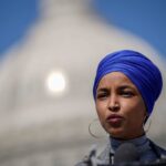 la-hija-de-ilhan-omar-entre-los-108-manifestantes-arrestados-por-negarse-a-abandonar-el-campamento-antiisraeli