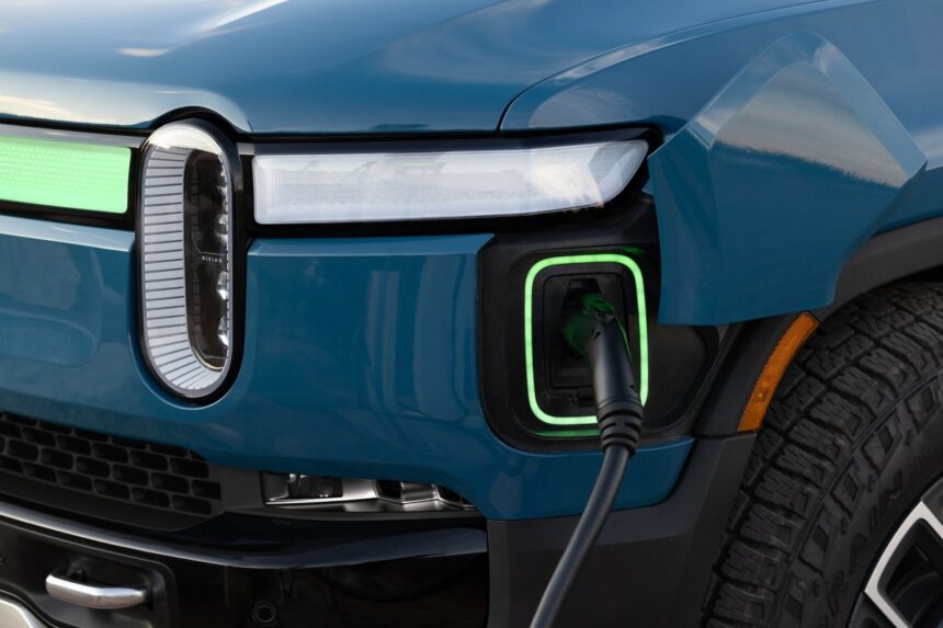 rivian-apunta-a-camionetas-y-suv-ford-y-toyota-a-gasolina-con-un-descuento-de-$5,000-por-«actualizacion-electrica»-​​|-techcrunch