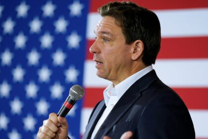 el-gobernador-de-florida,-desantis,-firma-una-ley-que-permite-que-los-capellanes-en-las-escuelas-publicas,-la-aclu-y-los-satanistas-se-opongan