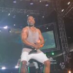 kirk-franklin-provoca-la-ira-de-los-cristianos-por-su-vestimenta-y-gira-en-su-actuacion-en-un-concierto-de-gospel-jamaicano