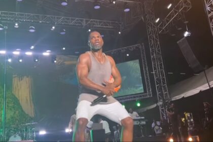 kirk-franklin-provoca-la-ira-de-los-cristianos-por-su-vestimenta-y-gira-en-su-actuacion-en-un-concierto-de-gospel-jamaicano