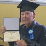 un-veterano-de-la-segunda-guerra-mundial-de-102-anos-recibe-su-diploma-de-escuela-secundaria-despues-de-esperar-84-anos