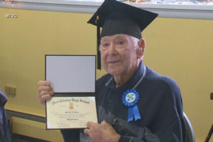 un-veterano-de-la-segunda-guerra-mundial-de-102-anos-recibe-su-diploma-de-escuela-secundaria-despues-de-esperar-84-anos