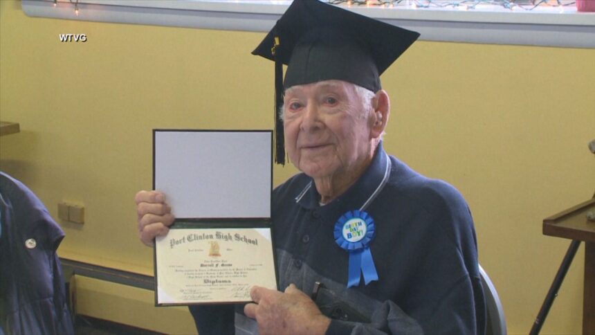 un-veterano-de-la-segunda-guerra-mundial-de-102-anos-recibe-su-diploma-de-escuela-secundaria-despues-de-esperar-84-anos