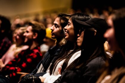 las-relaciones-intergeneracionales-y-el-sentido-de-pertenencia-son-«clave»-para-mantener-a-los-jovenes-en-la-iglesia:-expertos