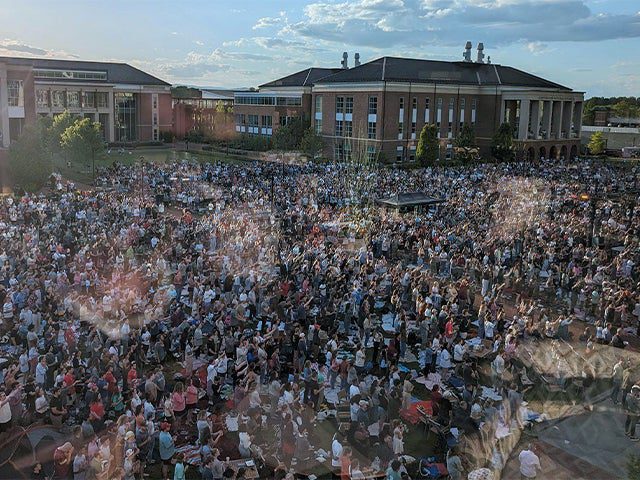 estudiantes-de-liberty-honran-a-dios-en-un-enorme-evento-al-aire-libre-mientras-el-antisemitismo-arrasa-las-universidades-seculares