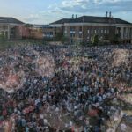 estudiantes-de-liberty-honran-a-dios-en-un-enorme-evento-al-aire-libre-mientras-el-antisemitismo-arrasa-las-universidades-seculares