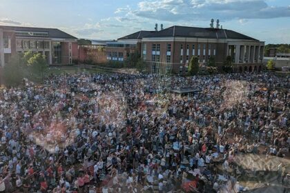 estudiantes-de-liberty-honran-a-dios-en-un-enorme-evento-al-aire-libre-mientras-el-antisemitismo-arrasa-las-universidades-seculares