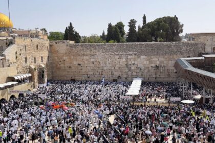 decenas-de-miles-de-personas-asisten-a-la-bendicion-sacerdotal-anual-de-la-pascua-en-jerusalen,-centrandose-en-los-rehenes-y-las-familias