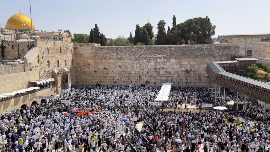 decenas-de-miles-de-personas-asisten-a-la-bendicion-sacerdotal-anual-de-la-pascua-en-jerusalen,-centrandose-en-los-rehenes-y-las-familias