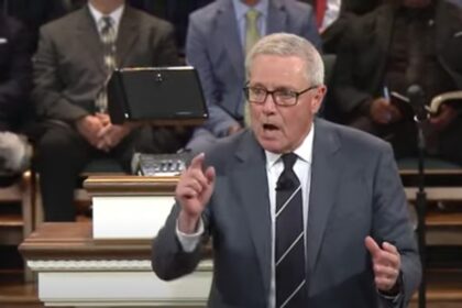 pastor-de-carolina-del-norte-califica-de-«blasfema»-la-biblia-«dios-bendiga-a-los-ee-uu.»-de-trump-en-un-sermon-viral